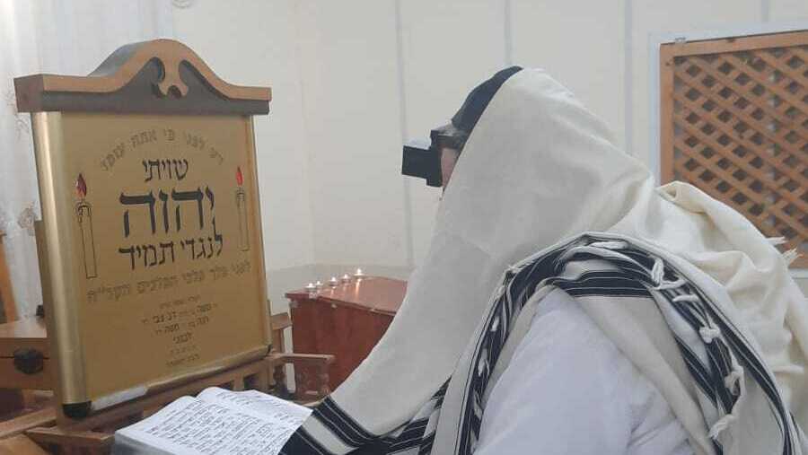 הרב א' מתפלל הבוקר (א') בבית הכנסת