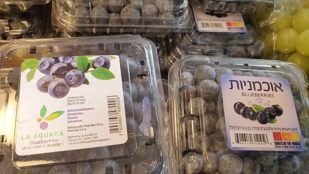 Упаковки голубики в израильском магазине 