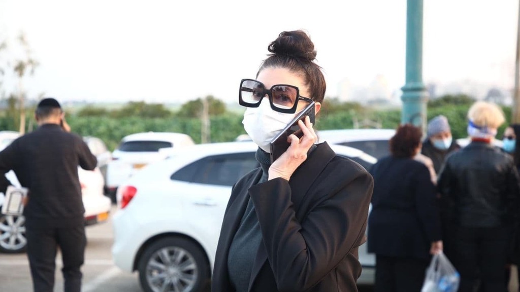 Мейрав Михаэли, глава партии Авода, на похоронах Дианы. Фото: Моти Кимхи יו"ר מפלגת העבודה מרב מיכאלי בהלווייתה של דיאנה רז ז"ל