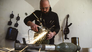 סרביה ניקולה מקורה בונה כלי נגינה מ כלי נשק מלחמות יוגוסלביה