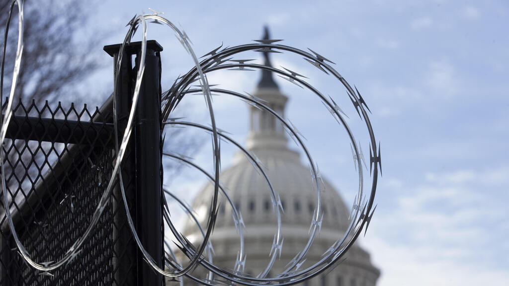 U.S. Capitol seen through barbed wire put in place after the January 6 riots (Photo: EPA) ארה"ב סנאט משפט דונלד טראמפ השני אבטחה קפיטול קונגרס