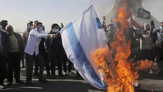 איראן חגיגות תהלוכות 42 שנה למהפכה האיסלאמית טהרן שורפים דגל ישראל