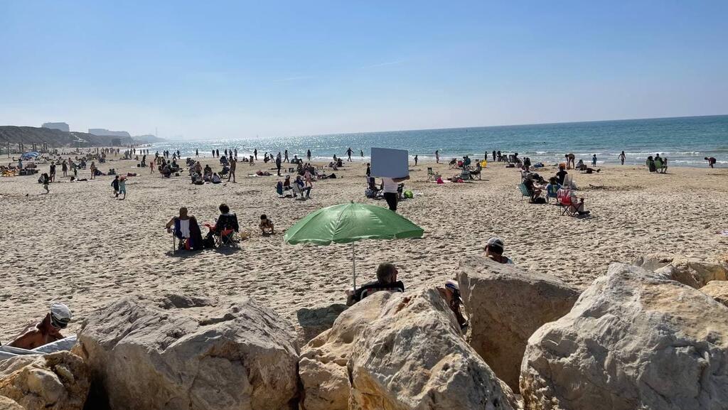 חוף הים בהרצליה מלא בחודש פברואר