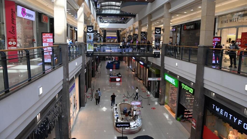 קניון פתח תקווה פתח בניגוד להנחיות. שוטרים מחלקים קנסות