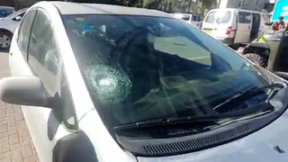 פלסטינים מיידים אבנים לעבר רכב ובו ישראלית