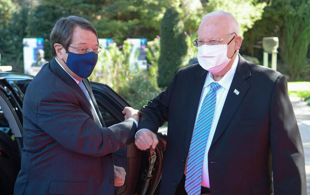 Cyprus' President Nicos Anastasiades (L) greeting Israeli President Reuven Rivlin ahead of a meeting in Jerusalem 
