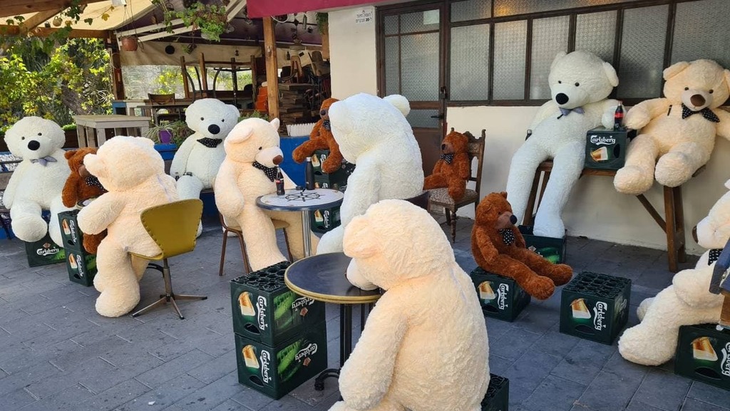 מחאה דובים מסעדה