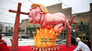 גרמניה פסטיבל תהלוכה מיצגים דונלד טראמפ על האש