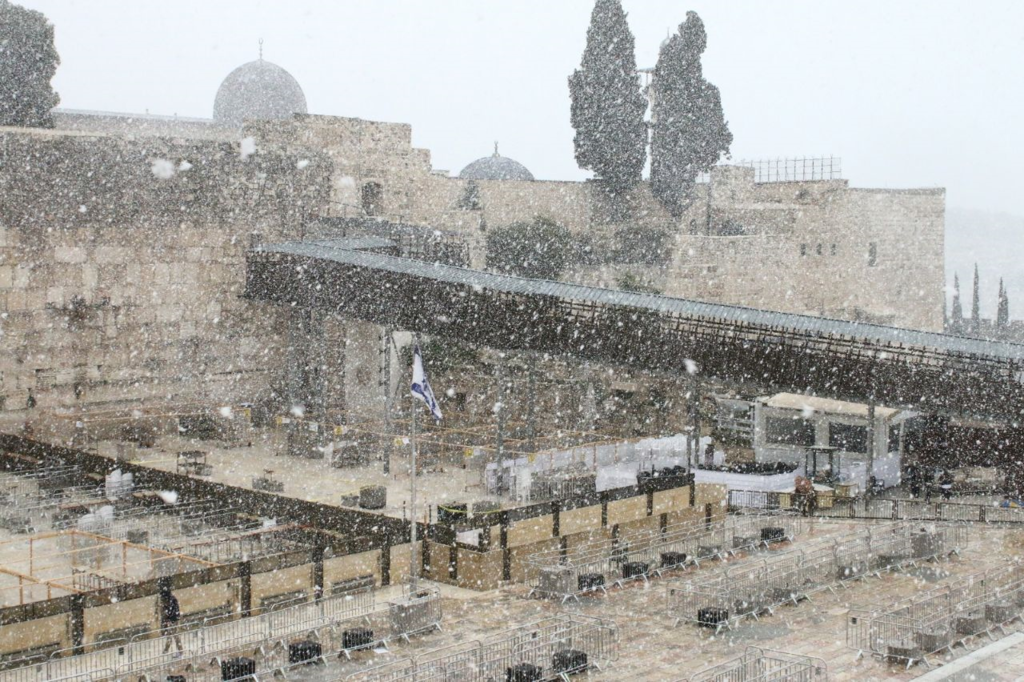 שלג בכותל המערבי בירושלים