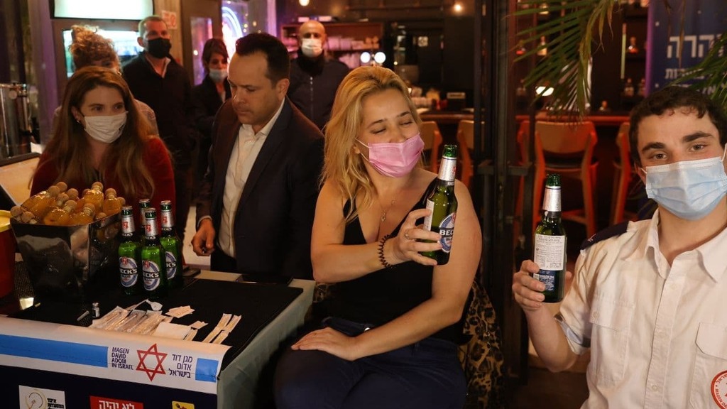 Tel Aviv pub converted to pop up vaccination center (Photo: Motti Kimchi ) מבצע חיסונים של עיריית ת"א ואיגוד המסעדות וחיי הלילה - מתחסנים ומקבלים דרינק בחינם