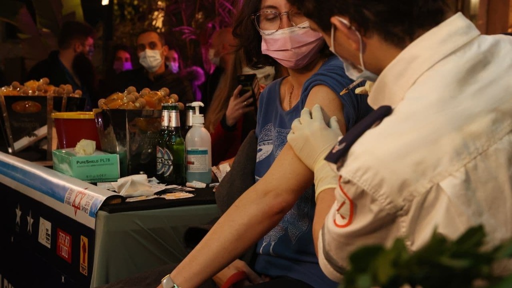 מבצע חיסונים של עיריית ת"א ואיגוד המסעדות וחיי הלילה - מתחסנים ומקבלים דרינק בחינם