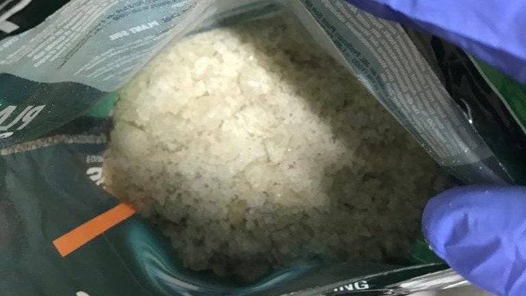 החומר החשוד כסם מסוג MDMA שנתפס אצל ספר