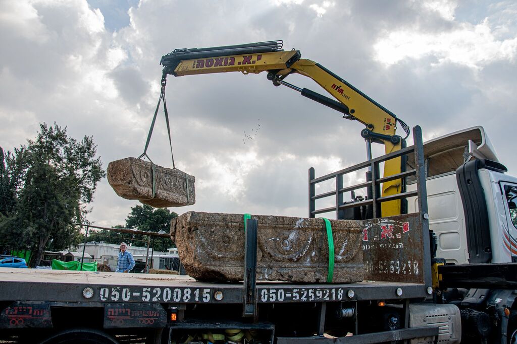 Crane lifts sarcophagus unearthed at Ramat Gan Safari Park 