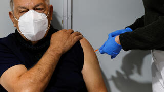 חיסון חיסונים נגיף קורונה מודרנה גבר מתחסן מתחסנים אתונה יוון