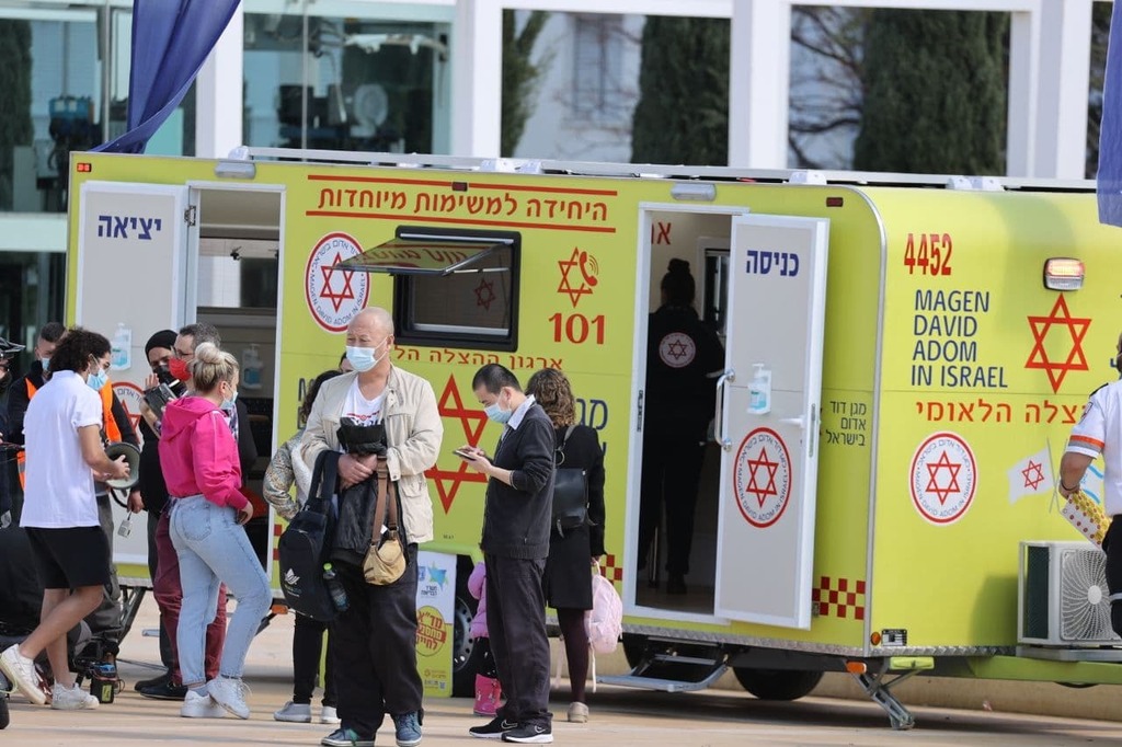 מתחם נייד של חיסונים נגד קורונה בכיכר הבימה בתל אביב