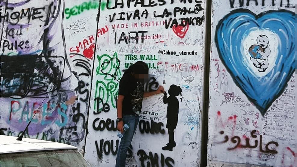 Возвращенная из Сирии израильтянка возле заградительной стены в Вифлееме
הצעירה הישראלית בבית לחם