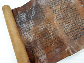 אחת ממגילות אסתר הקדומות והנדירות ביותר בעולם בת 560 שנה 