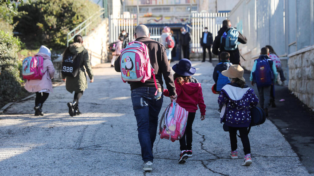 Дети идут в школу в Иерусалиме 