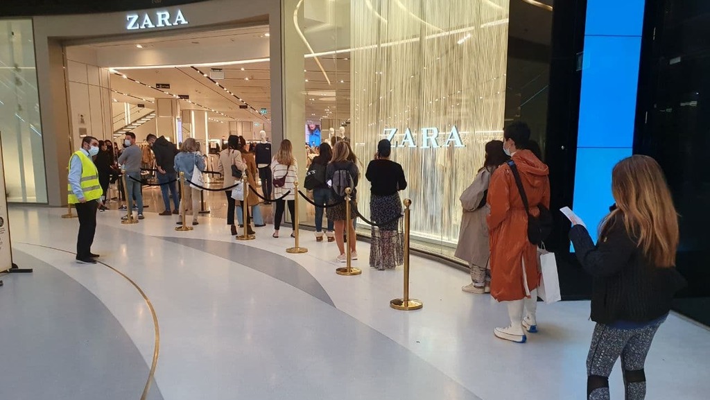 A long line outside of Zara store at a shopping mall in Tel Aviv last year (Photo: Ido Erez) קניון TLV