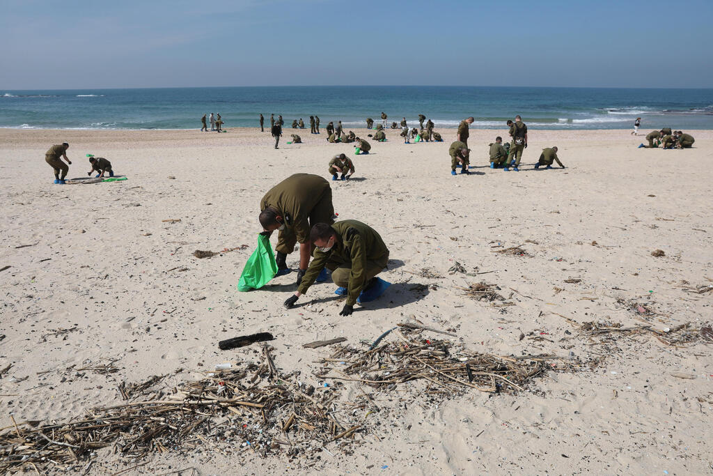 IDF soldiers cleaning the Palmachim Beach