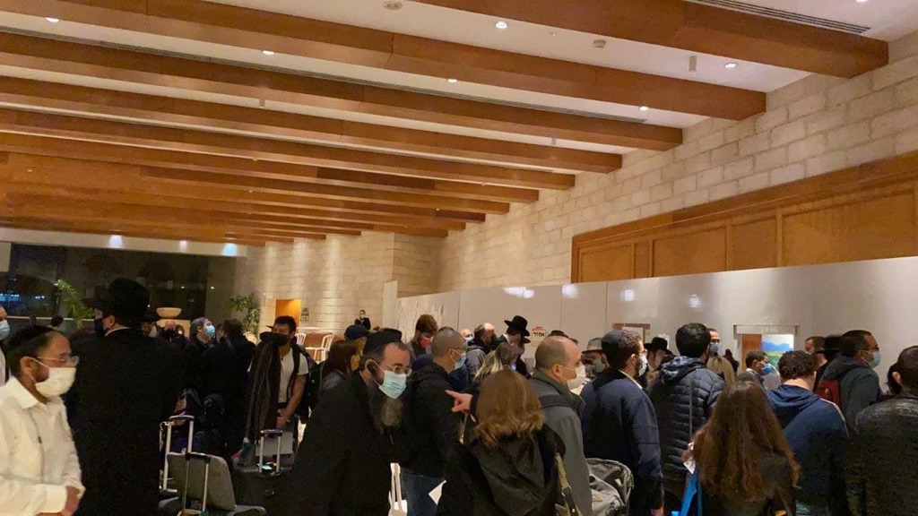 אנשים משתחררים ממלוניות הבידוד דן פנורמה בתל אביב