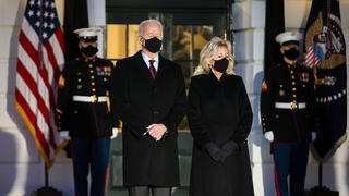 ג'ו ביידן נשיא ארה"ב ורעייתו ג'יל ביידן דקת דומייה ב הבית הלבן לזכר 500 אלף מתים מ קורונה