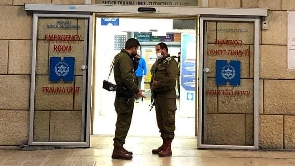 חיילים בכניסה לבית החולים הדסה עין כרם לאחר הירי בראשו של החייל
