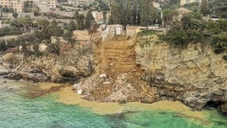 איטליה בית קברות על צוק קרס ל ים 200 ארונות קבורה במים