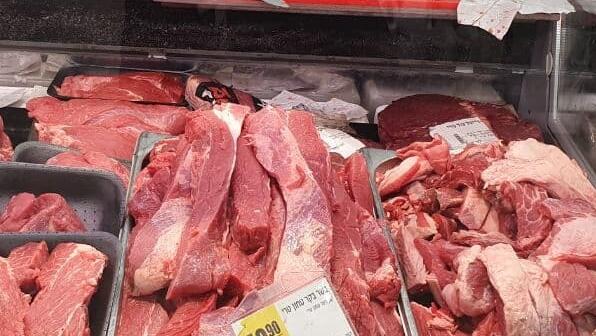 מימין - הבשר הזול. משמאל - הבשר היקר. סניף מרום נווה