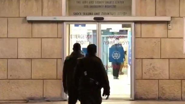 חיילים בכניסה לבית החולים הדסה עין כרם לאחר הירי בראשו של החייל