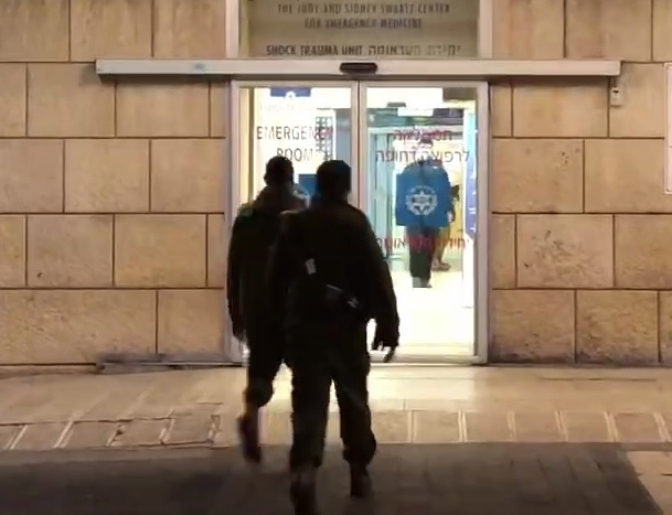 חיילים בכניסה לבית החולים הדסה עין כרם לאחר הירי בראשו של החייל