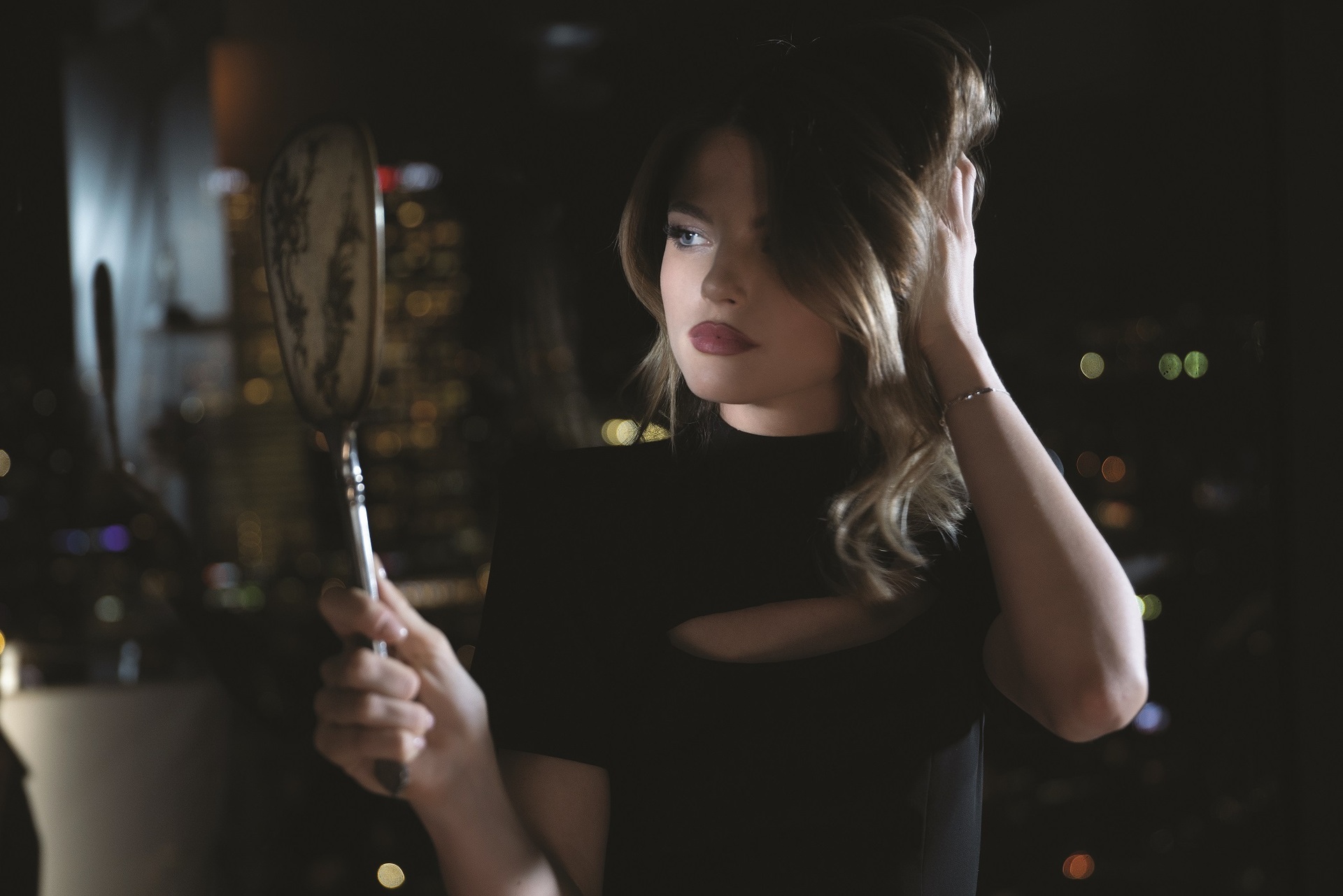 אישה מסתכלת במראה