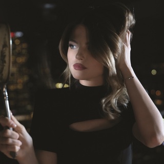 אישה מסתכלת במראה