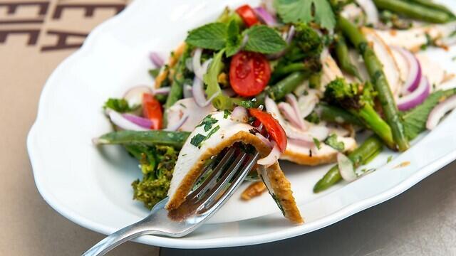 סלט עוף, חיים כהן