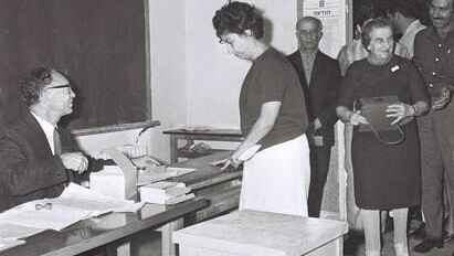 גולדה מאיר מחכה בתור כדי להצביע בבחירות 1969