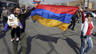 ראש ממשלת ארמניה ניקול פשיניאן ותומכיו צועדים ב ירבאן אחרי שטען ל ניסיון הפיכה