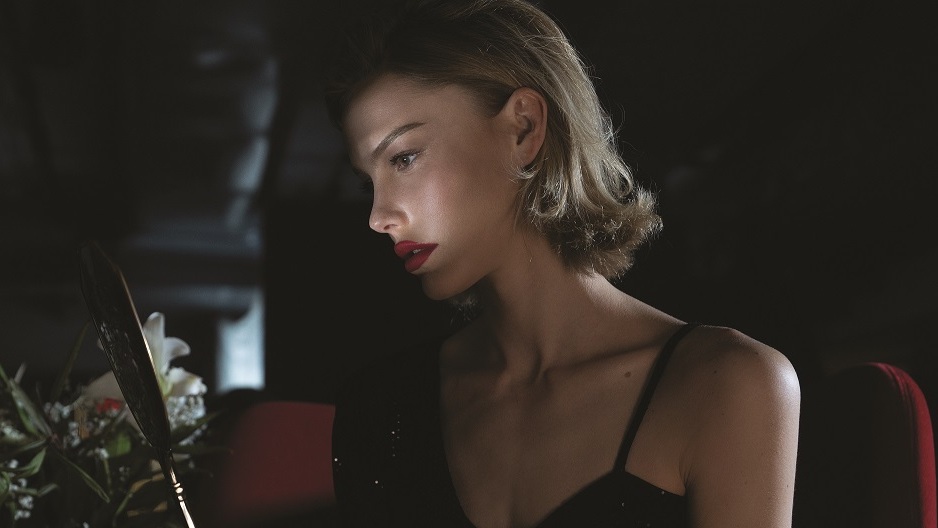 אישה מסתכלת במראה