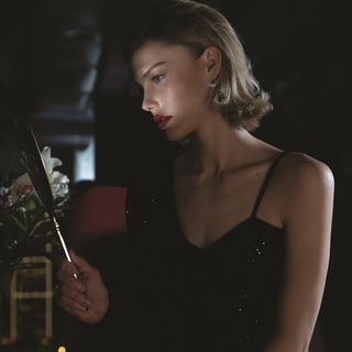 אישה מסתכלת במראה