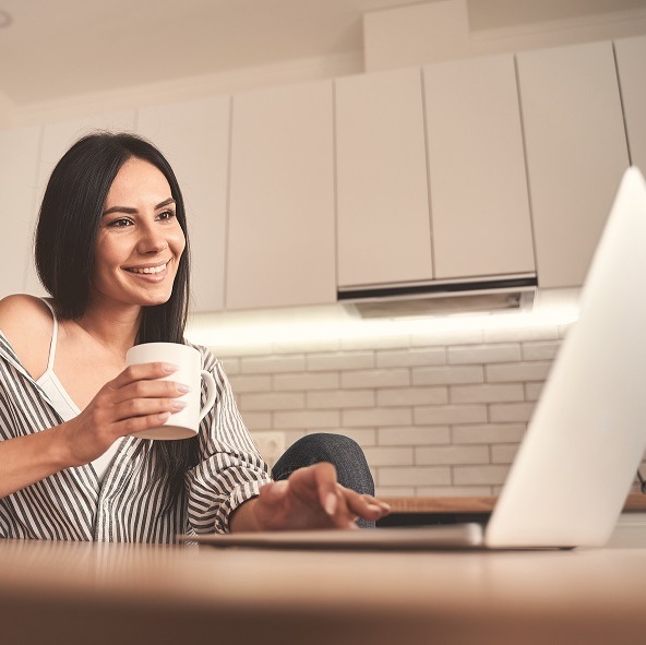 אישה יושבת מול המחשב