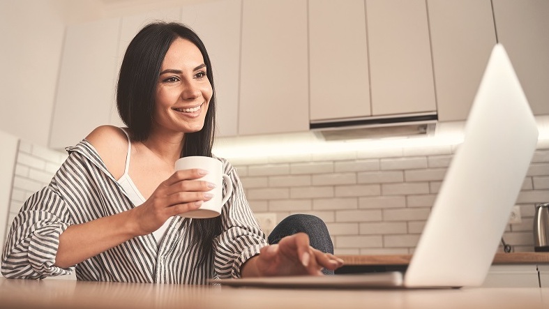 אישה יושבת מול המחשב