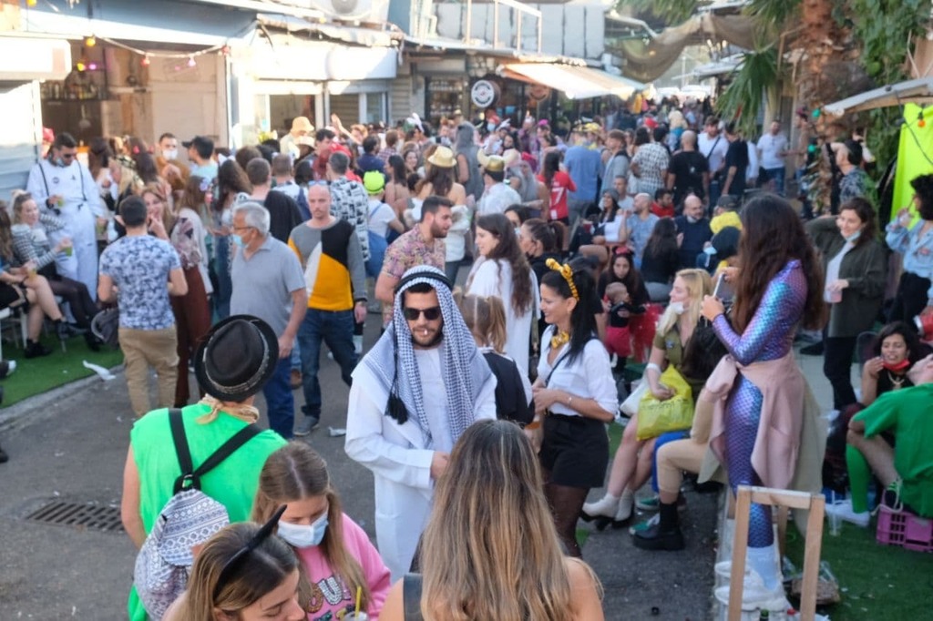 התקהלויות ומסיבה המונית של פורים בשוק הכרמל בתל אביב