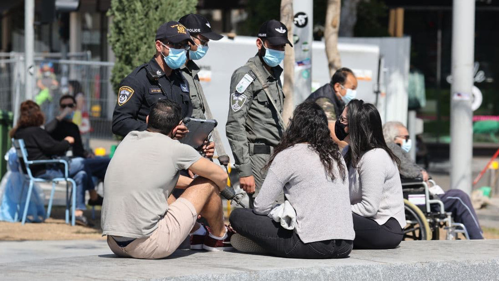 שוטרים אוכפים את ההתקהלויות בכיכר דיזנגוף בתל אביב