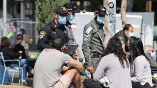 שוטרים אוכפים את ההתקהלויות בכיכר דיזנגוף בתל אביב