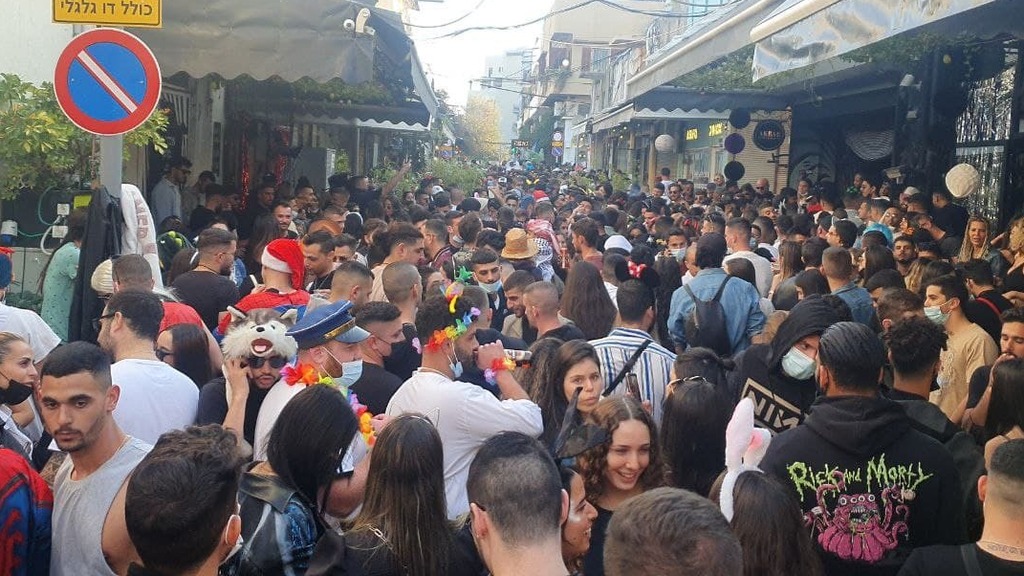 Israelis hold a Purim street party in Jaffa flea market in violation of health regulations (Photo: Itay Blumenthal) מסיבה בשוק הפשפשים