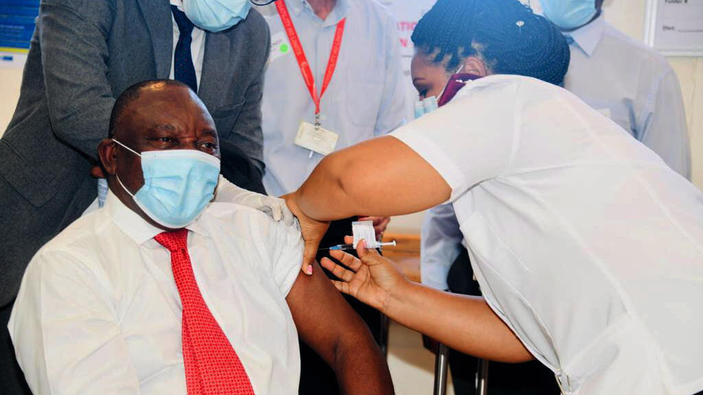s South African President Cyril Ramaphosa (L) being vaccinated with the Johnson & Johnson Covid-19 coronavirus vaccine