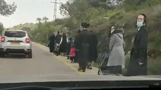 אנשים עולים ברגל לירושלים בשל המחסומים והפקקים