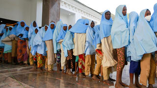ילדות תלמידות ששוחררו לאחר חטיפה ב ניגריה מדינת מחוז זמפרה