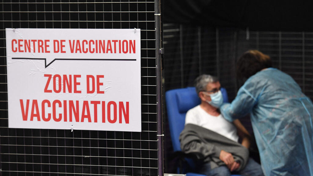 The coronavirus vaccine is administered to a man in France in March (Photo: AFP) קורונה צרפת חיסונים חיסון