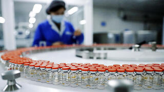 מפעל ייצור חיסון חיסונים נגד קורונה של סינובאק ב בייג'ינג סין