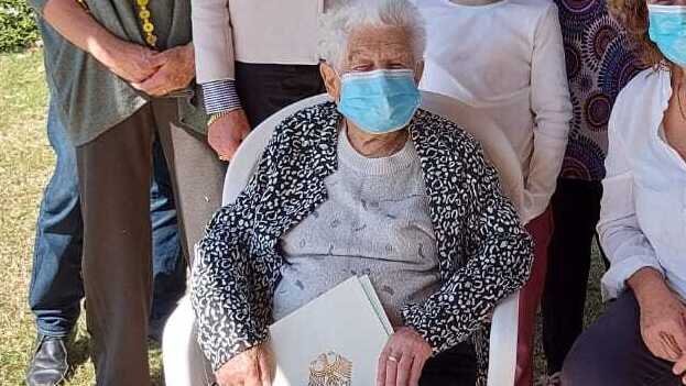 הענקת האזרחות לאדית בת ה-101, השמאלית בתמונה על הכיסא